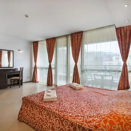 Spacious With Balcony & Pool By The Marina Balchik