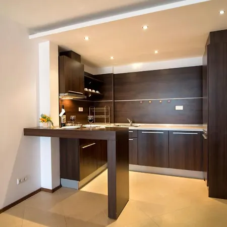 شقة Spacious With Balcony & Pool By The Marina بالشيك