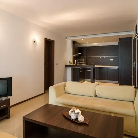 Spacious With Balcony & Pool By The Marina Appartement Balchik