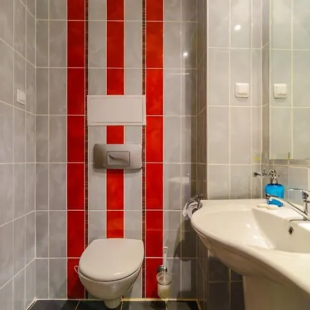 Spacious With Balcony & Pool By The Marina شقة *