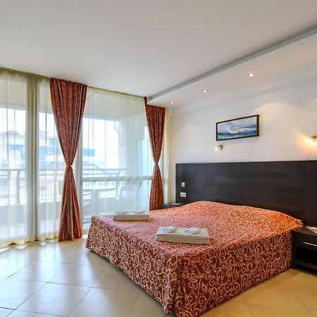 Spacious With Balcony & Pool By The Marina *