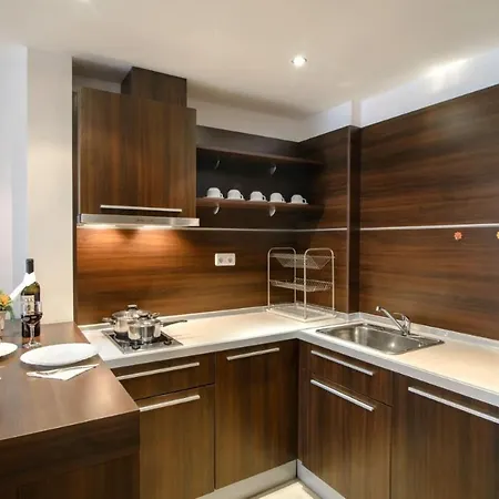 Spacious With Balcony & Pool By The Marina *