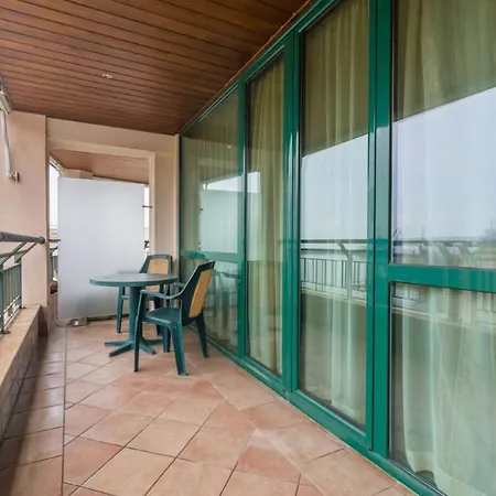 Spacious With Balcony & Pool By The Marina Apartamento