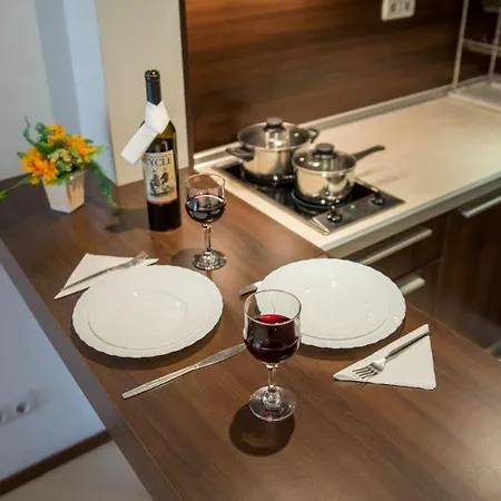 Spacious With Balcony & Pool By The Marina Apartamento