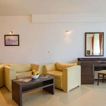 Spacious With Balcony & Pool By The Marina Apartamento *